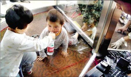 5岁男孩被旋转门卡住脚 小女孩喂水安慰(图)