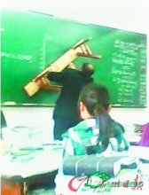 “板凳教师”走红网络 数学老师用板凳画图