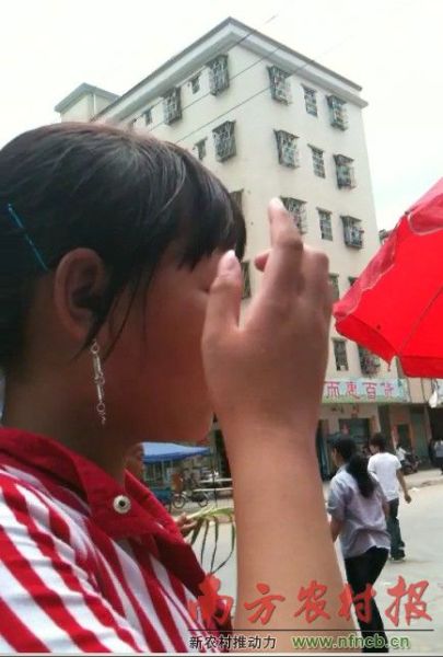 对童工来说，难得能摆脱枯燥的工作，到陈江街上逛逛。