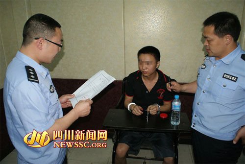 民警对王虎宣布刑拘决定