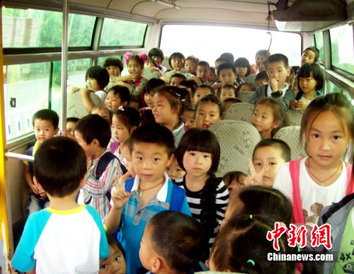 一幼儿园校车严重超载 19座客车塞进72名儿童(图)