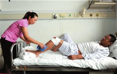 妻子韩女士在医院照顾李新和。本报记者杨天啸摄
