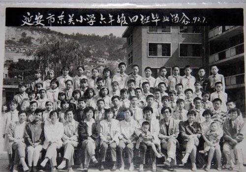 图为黄华小学毕业照，第三排圆圈所示为黄华（10月22日翻拍）。新华社记者 段博 摄
