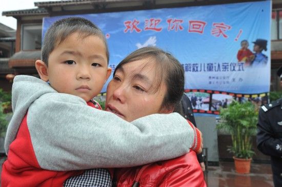 10月25日，在遵义市红花岗区纪念广场，一名母亲抱着被解救的儿子流下眼泪。新华社发（吴东俊　摄）