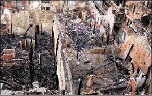 起火的房屋已成废墟，多亏当时夏娟叫醒很多邻居及时逃生，否则后果将更为严重。