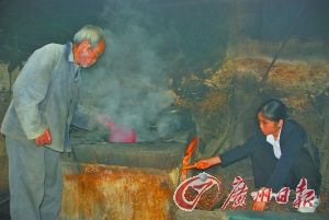 父女俩在破旧的灶前生火做饭。