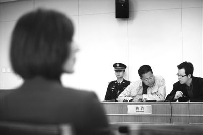 昨日，奥运村法庭，李阳和妻子Kim在等候开庭。
