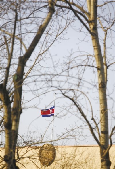 19日，朝鲜大使馆降半旗志哀。