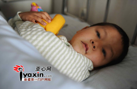 病痛让4岁阿不都拉的眼神失去了以往的光彩 亚心网记者 马元 摄 