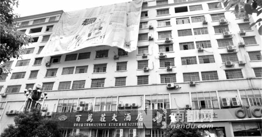 6月16日，<a href=//hun.110.com>湖南</a>道县外贸大厦外墙出现一幅约5层楼高的行政裁定书。微博图片