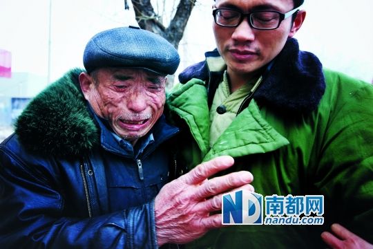 父亲杨为华抱着走出看守所的杨波涛老泪纵横。CFP供图
