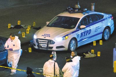 美国纽约两名警察20日在巡逻车内突遭枪击身亡。纽约警察局长威廉·布拉顿说，枪手行凶后跑入附近一座地铁站饮弹自尽，没有迹象显示这起血案与恐怖主义有关联。