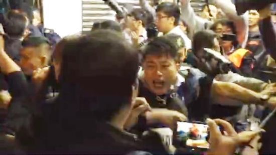 <a href=//xg.110.com>香港</a>旺角数百人平安夜流动示威 警方拘捕多人