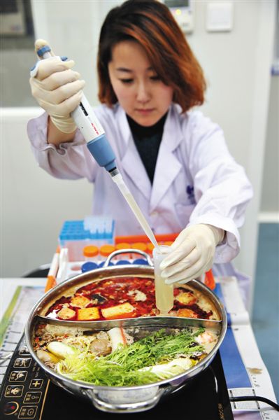 实验人员分六个时间段从清汤锅、麻辣锅中分别吸取40ml的火锅汤装入取样瓶待检。