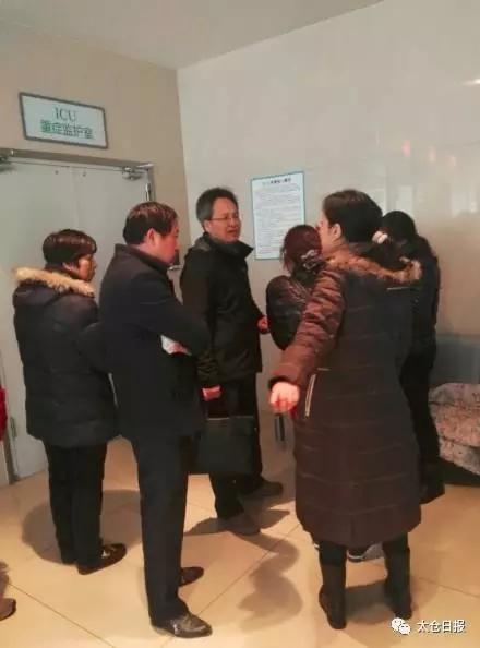 12月19日晚上6点多，苏州太仓长征医院附近(<a href=//sh.110.com>上海</a>西路与武陵街交叉口出)发生了一起车祸，一名路人被汽车撞飞，随后，车主逃逸，伤者伤情非常严重。据悉，开车撞人逃逸的司机已经被警方抓获，而他还只是个11岁的小学生。