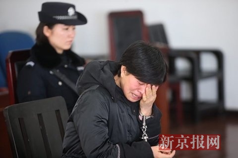 被告人闵某在庭审时一直哭泣。新京报记者 王贵彬 摄