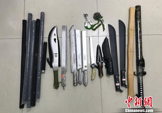 图为深圳警方查获收缴的涉案物品。警方供图