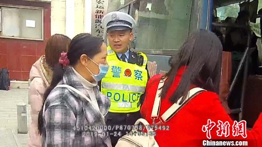 民警将5名乘客送至田阳县城西客运站搭乘客车前往百色市区。　黄海彬 摄
