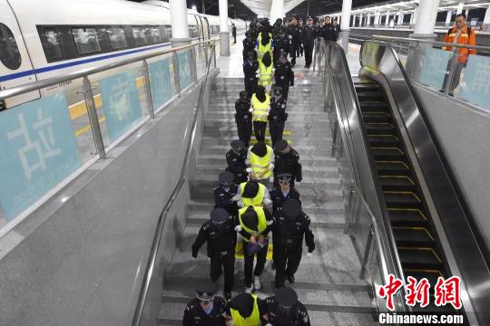 çèè­¦æ¹è·¨çæè·13åå¥è·¯è´·å«ç¯æ¶æ¡åå®³äºº3900ä½å