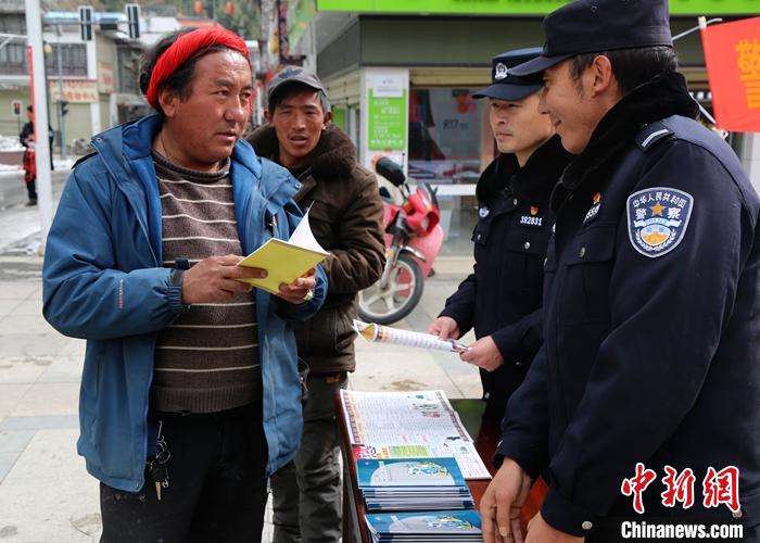 图为在吉隆口岸，民警向农牧民宣传边境管理法律法规。　罗云川 摄