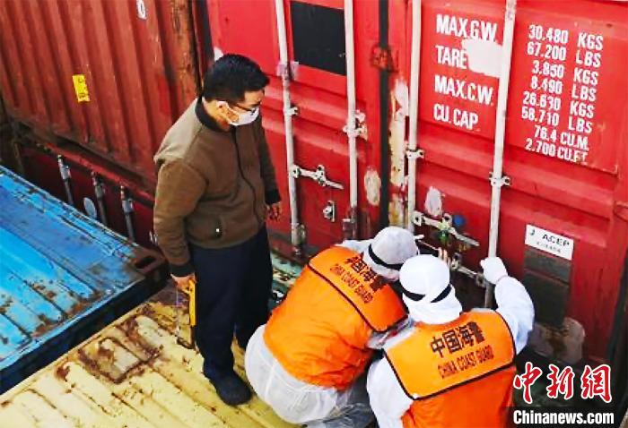 海警人员正在检查集装箱物品。<a href=//sh.110.com>上海</a>海警供图