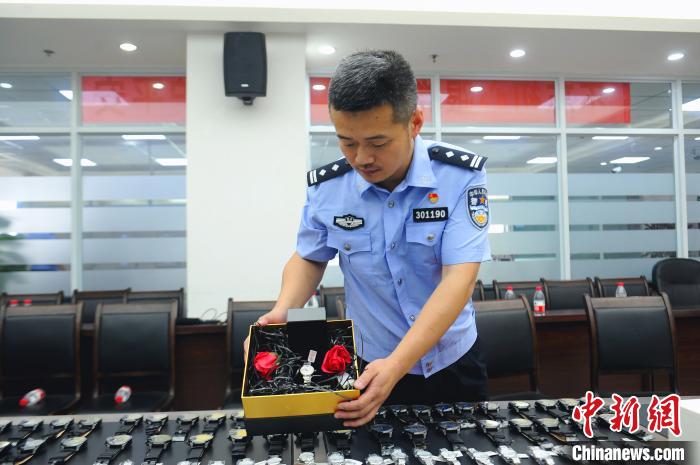 图为民警展示为今年“5.20”促销活动准备的假表。<a href=//cq.110.com>重庆</a>渝中警方供图