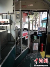 广州男子砸烂公交车驾驶室防护玻璃被刑拘
