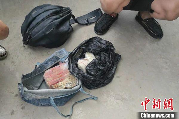 图为警方缴获的毒品和毒资。通海县公安局供图