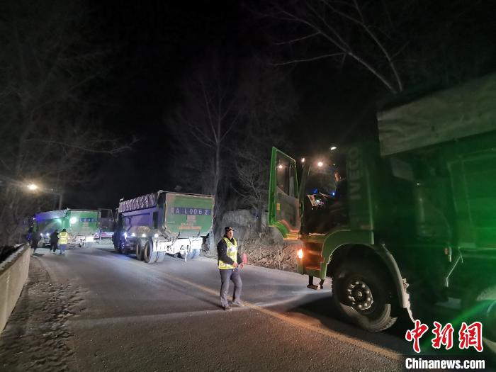 12月19日凌晨，阳曲221县道权家庄村路段，4辆超限超载车辆被查获。　高瑞峰 摄