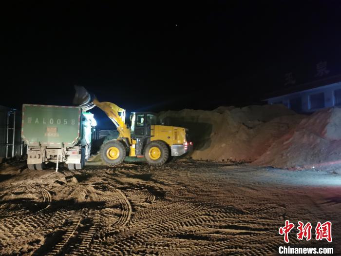 12月19日1时许，执法人员在忻州市忻府区发现一处非法货运源头(砂石储存点)。　高瑞峰 摄