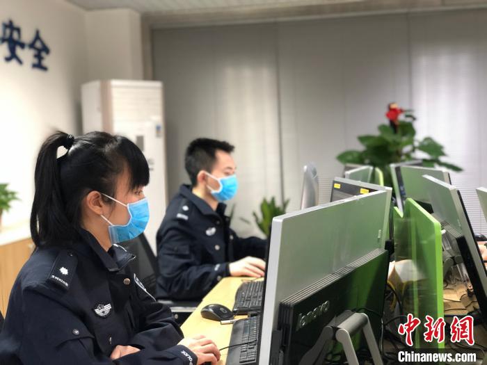 2月12日，柳州网警和平时一样，24小时开展网上巡查执法。　王珏 摄