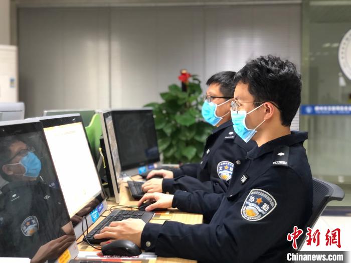 2月12日，柳州网警和平时一样，24小时开展网上巡查执法。　王珏 摄
