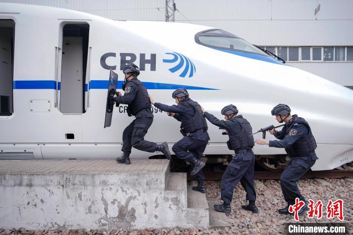 <a href=//sh.110.com>上海</a>铁路特警开展高铁列车抓捕实战化演练 章琦 摄