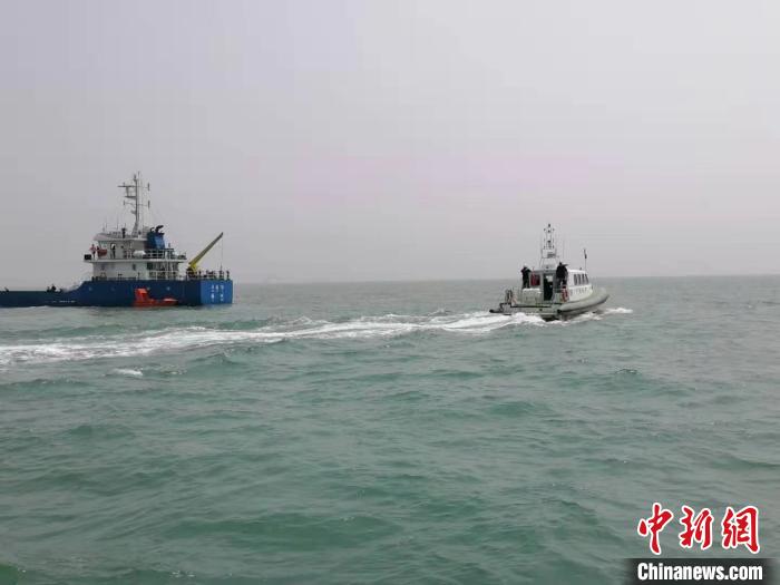 3月27日，救援力量在碰撞事故海域搜救。　黄俊基 摄