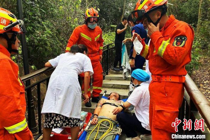 爬山被排蜂蜇致昏迷三亚消防紧急救助一男子