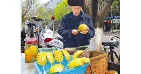 92岁老人街边卖菠萝攒钱防老 不愿拖累女儿