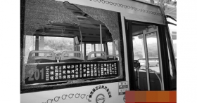 公交车司机抓劫匪被其同伙用砖头砸中后脑部