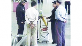 女乘客携带死毒蛇进地铁站被刑事拘留