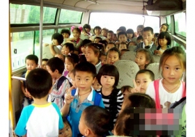 一幼儿园校车严重超载 19座客车塞72名儿童
