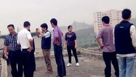 深圳富士康因迁厂发生纠纷 员工楼顶对峙26小时