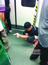 男童在广州地铁车厢里大便 父母未清理即离去