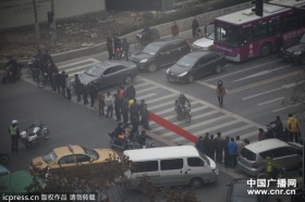 南京40名民工为过年回家堵路讨薪