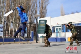 新疆边防警方反恐演练 应对“歹徒”持刀跳砍