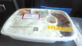 京沪高铁上45元盒饭被指吃出黑虫