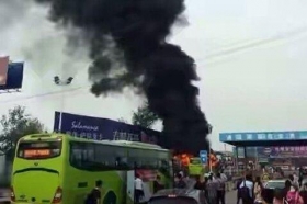 河北进京公交遭纵火 目击者：男子带燃油点火