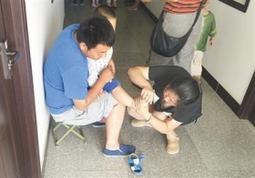 北京一幼儿园老师被指针扎幼童 3涉事人被带走