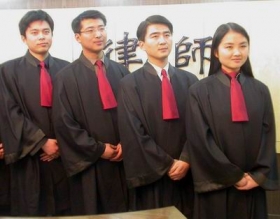 北京试点律师出庭统一着装 不穿律师袍将被训诫