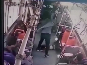 男孩公交车上脚踢男子，遭揪起背摔脚踹