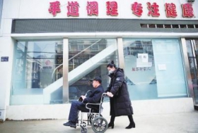 65岁老人做电疗腿瘸 涉事门店已人去楼空