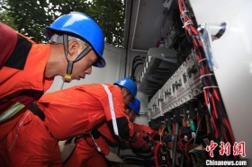 第一批抢险先锋队抵达郑州规模最大受灾小区恢复供电